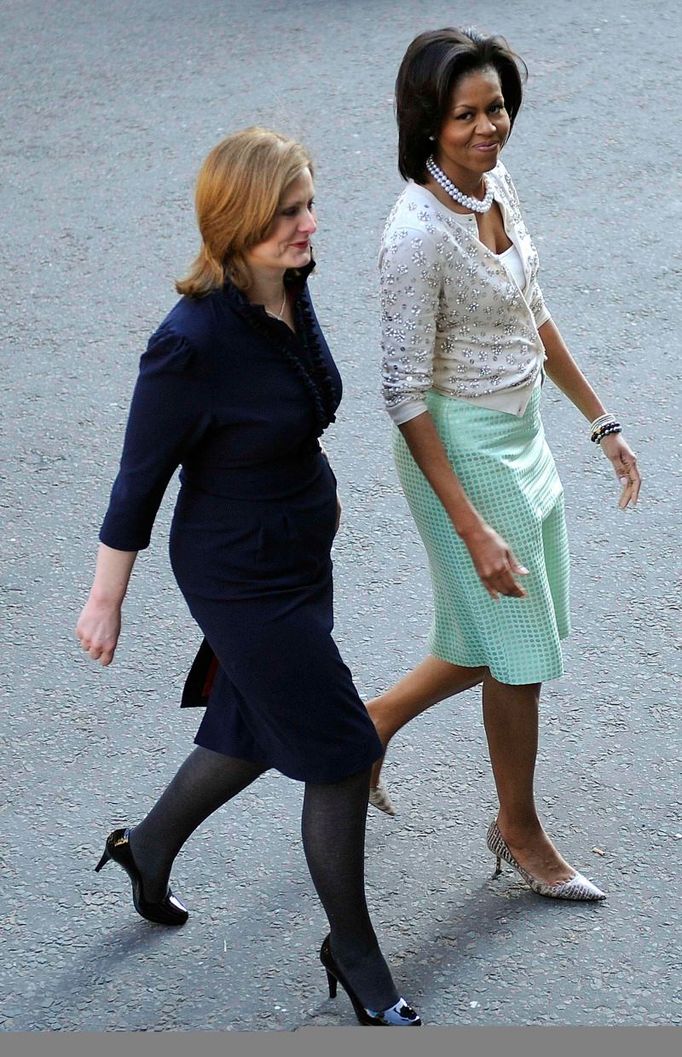 Manželka britského premiéra Gordona Browna Sarah a první dáma USA Michelle Obamová kráčí po Downing Street.