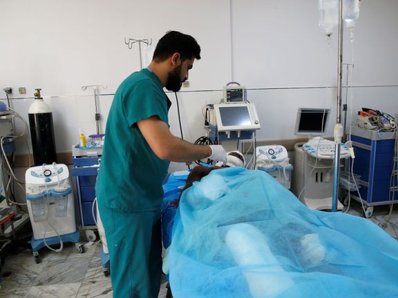Jeden ze zraněných migrantů je ošetřován v tripoliské nemocnici.
