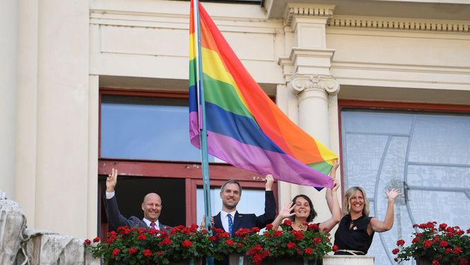 Vedení pražského magistrátu podpořilo festival Prague Pride vyvěšením duhové vlajky na budovu Nové radnice.