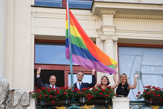 Vedení pražského magistrátu podpořilo festival Prague Pride vyvěšením duhové vlajky na budovu Nové radnice.