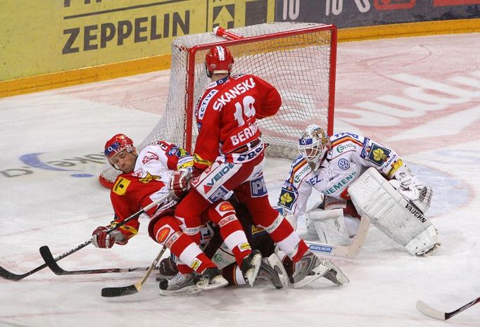 Zkušený slávista Josef Beránek v závaru před brankou Sparty v extraligovém derby.