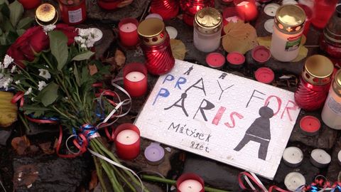 Svíčky a slzy u francouzské ambasády. Šílené, možná se to týká i mých přátel, říkají účastnice piety