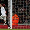 Miguel Michu se raduje z gólu při utkání Arsenal - Swansea