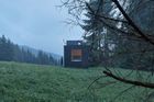 Už tři roky slovenští architekti z Ark Shelter pracují na vývoji minimalistických chatek. Nejnovější model s pracovním názvem "Do divočiny" stojí v lesích na severu Slovenska.