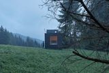 Už tři roky slovenští architekti z Ark Shelter pracují na vývoji minimalistických chatek. Nejnovější model s pracovním názvem "Do divočiny" stojí v lesích na severu Slovenska.