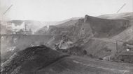 Pohled na železniční trať v Hlubočepech. V pozadí Prokopské údolí, cementárna a vápenka. Rok 1925.