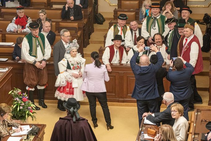 Výstava krojů v poslanecké sněmovně, na kterou dorazili někteří poslanci a poslankyně v krojích.