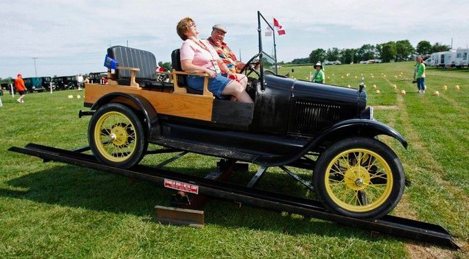 Na srazu se také soutěží v dovednostech s veterány. Peter a Kristen Andersonovi z provincie Alberta v Kanadě se snaží udržet svůj model T z roku 1916 na houpačce v rovnováze.