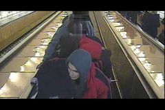 Muž v metru málem podřízl cestujícího, po útoku utekl