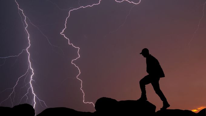 Blesk je silný elektrický výboj atmosférického původu, velké nebezpečí hrozí při koupání, windsurfingu, plavbě v loďce, příliš bezpečné není ani telefonování či práce s elektrickými spotřebiči.