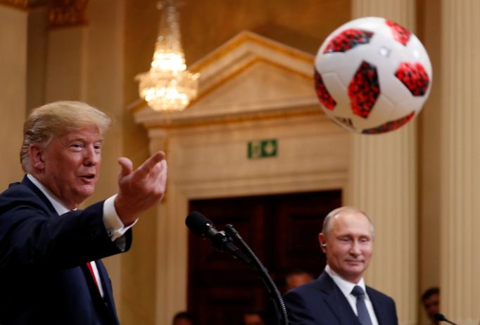 Donald Trump a Vladimir Putin se sešli na summitu v Helsinkách.