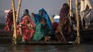 Hindu devotees wash themselves on the banks of the Ganges river ahead of the "Kumbh Mela" (Pitcher Festival) in the northern Indian city of Allahabad January 11, 2013. During the festival, Hindus take part in a religious gathering on the banks of the river Ganges. "Kumbh Mela" will return to Allahabad in 12 years. REUTERS/Ahmad Masood (INDIA - Tags: RELIGION) Published: Led. 11, 2013, 10:04 dop.