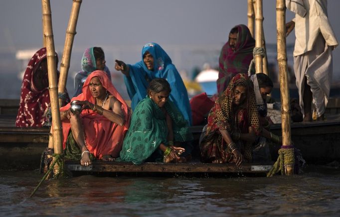 Hindu devotees wash themselves on the banks of the Ganges river ahead of the "Kumbh Mela" (Pitcher Festival) in the northern Indian city of Allahabad January 11, 2013. During the festival, Hindus take part in a religious gathering on the banks of the river Ganges. "Kumbh Mela" will return to Allahabad in 12 years. REUTERS/Ahmad Masood (INDIA - Tags: RELIGION) Published: Led. 11, 2013, 10:04 dop.