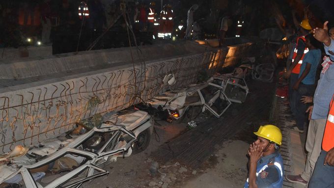 V Indii se zřítil kus rozestavěného mostu, rozdrtil auta i autobus. Nejméně 19 lidí zahynulo
