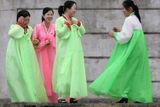 Severokorejské ženy v tradičních šatech ve městě Sinujiu na severokorejské straně řeky Ja-lu, která odděluje Severní Koreu od Číny