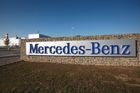 Mercedes propustí tisícovku manažerů. Kvůli emisním limitům musí šetřit miliardy