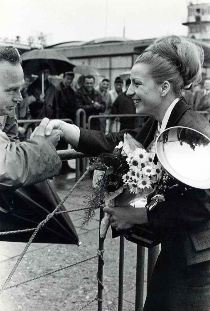 Dagmar Hochová: Gymnastka Věra Čáslavská, návrat z mistrovství Evropy v Amsterodamu, 1967.