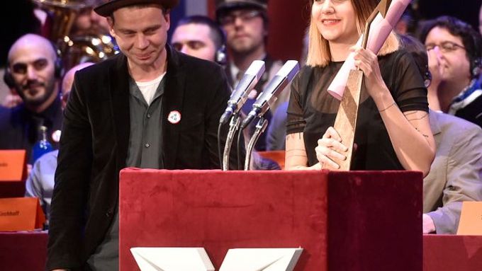 Hranice práce Apoleny Rychlíkové zvítězily na jihlavském festivalu dokumentárního filmu. Režisérka přebrala cenu od výtvarníka Krištofa Kintery.