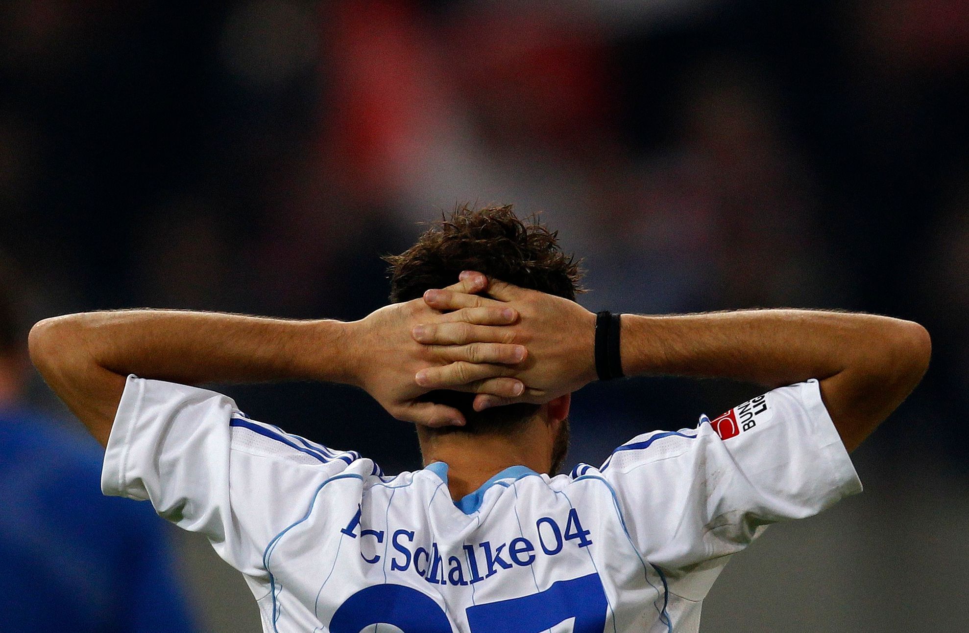Smutný hráč Schalke 04 Tranquillo Barnetta po ztracené výhře Düsseldorfem