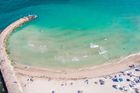 Nejslavnější nudistická pláž ve Spojených státech Haulover Beach Park přitáhne podle CNN každý rok 1,3 milionu nahých návštěvníků. Příchozí si zde mohou půjčit deštník, lehátko a na jejich bezpečnost dohlíží plavčíci.