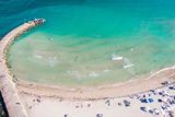 Nejslavnější nudistická pláž ve Spojených státech Haulover Beach Park přitáhne podle CNN každý rok 1,3 milionu nahých návštěvníků. Příchozí si zde mohou půjčit deštník, lehátko a na jejich bezpečnost dohlíží plavčíci.
