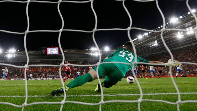 Sparťanský gólman Tomáš Koubek inkasuje jeden ze tří gólů, co si jako vzpomínku odvezl z Anglie