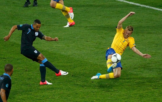 Anglický fotbalista Theo Walcott střílí druhý gól do sítě Švédů v utkání skupiny D na Euru 2012.