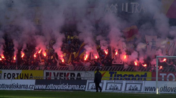 Agresivita fotbalových fanoušků v utkání mezi Spartou Praha a Baníkem Ostrava.