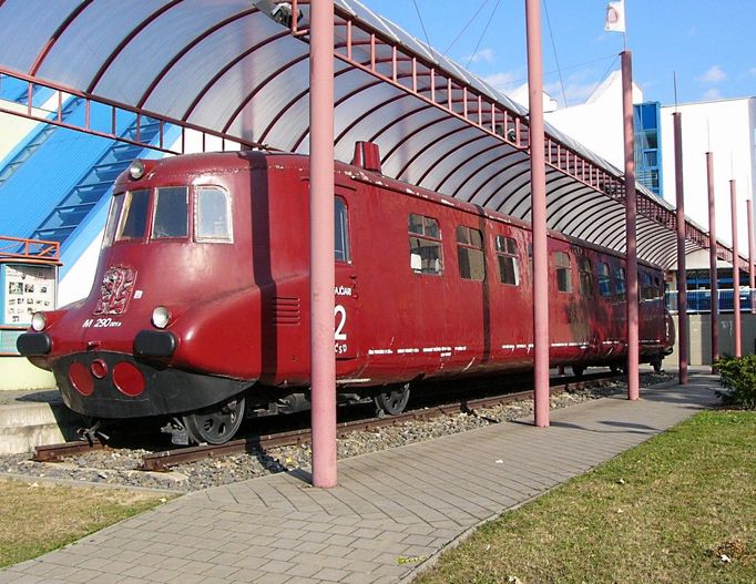 Slovenská strela. Označení "střela" si tato motorová lokomotiva zaslouží zcela po právu. Na svou tehdejší dobu (jezdila od roku 1936) byla opravdovým zjevením. Jezdila rychlostí 130 km/h, uměla vyvinout rychlost i o téměř 20 km/h vyšší.