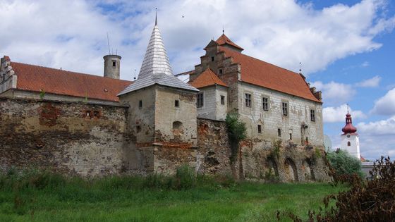 Foto: Město s unikátním zámkem zůstává v pasti restitucí