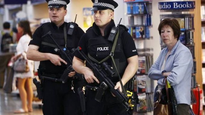 Policie na letišti v Glasgow - Ilustrační foto.