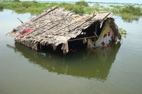 Nejhorší záplavy za 10 let vyhnaly 90 tisíc kambodžských rodin
