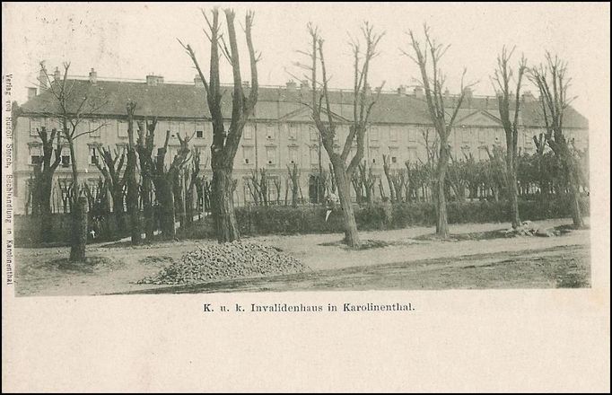 Pohled na stromořadí před Invalidovnou na dobové fotografii z roku 1896