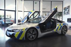 Policie si znovu zdarma půjčila BMW i8. Prohlédli jsme ho skrz naskrz. Pozor, bude měřit rychlost