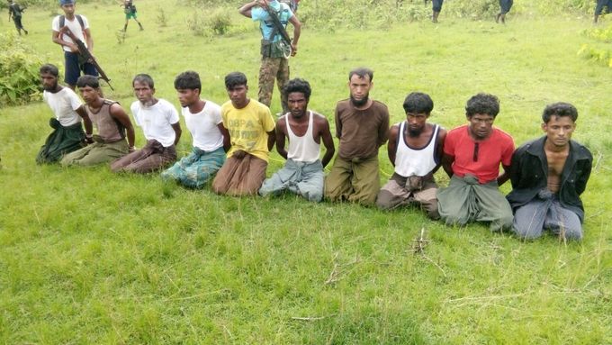 10 Rohingů před popravou. Barma