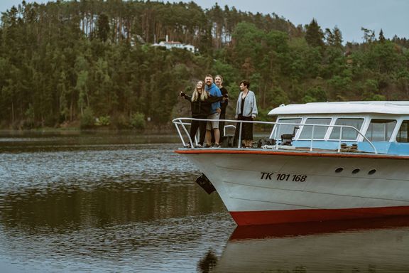 Karel Zima s rodinou na plavbě přehradou Hracholusky.