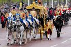 Král Karel III. s chotí Camillou míří ve zlatém kočáře na svou korunovaci do Westminsterského opatství.