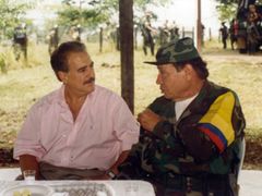 Marulanda (vpravo) jednal o míru s bývalým prezidentem Andrésem Pastranou (vlevo). Uribe schůzky s FARC odmítá.