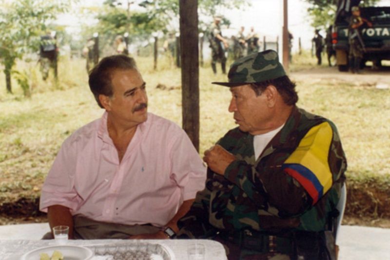 Manuel Marulanda, velitel FARC a kolumbijský prezident Andrés Pastrana Arango