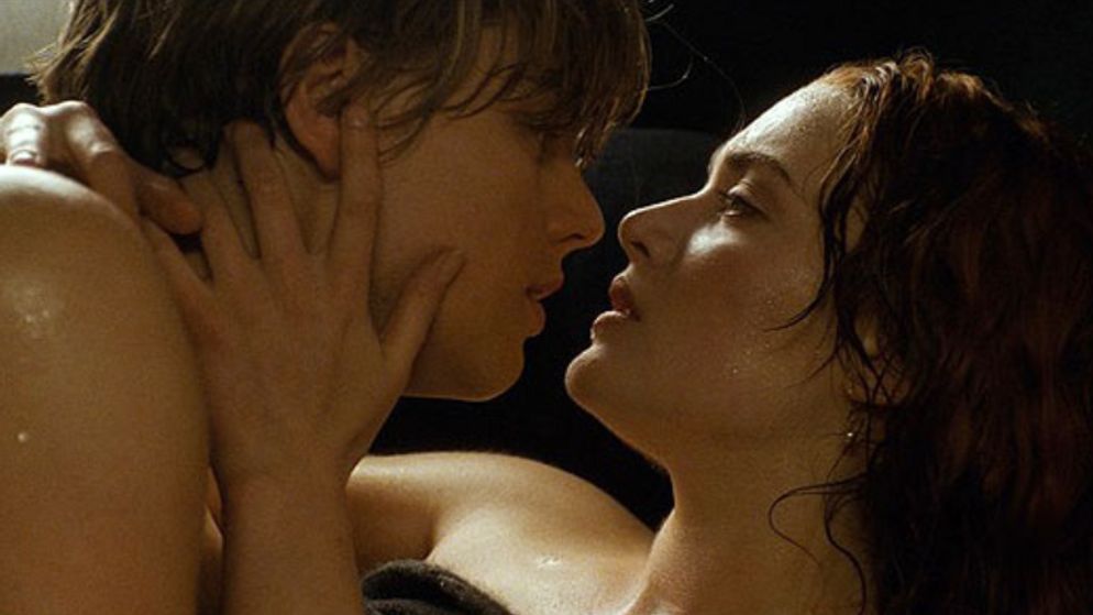 Kate Winsletová a Leonardo DiCaprio při natáčení romantického velkofilmu Titanic (1997)