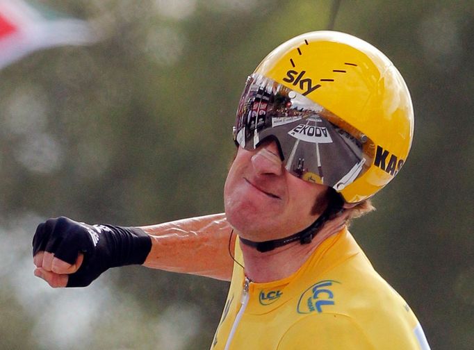 Britský cyklista Bradley Wiggins se raduje z vítězství v 19. etapě Tour de France 2012.