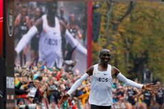 Kipchoge přepsal historii. Jako první člověk na světe zaběhl maraton pod dvě hodiny