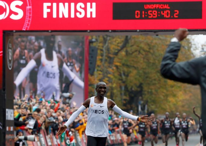 Eliud Kipchoge zaběhl maraton pod dvě hodiny.