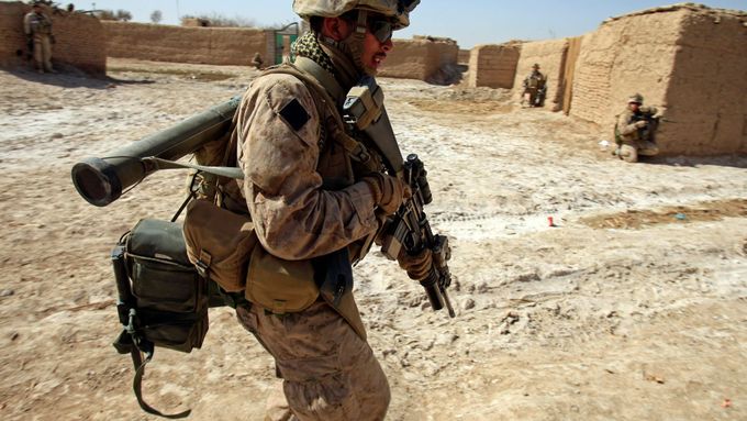 Vojáci NATO bojují v Afghánistánu vesměs za mnohem tvrdších podmínek, než jak to zpravidla líčí armádí velení