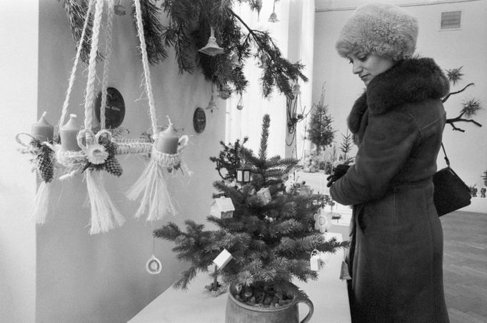 Žena si prohlíží exponáty na výstavě "Vánoce v našem bytě" v Praze na Florenci . Rok 1981