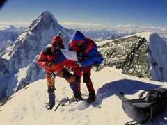 Roman Langr a Kamil Bortel na vrcholu Rocky Summit, jednoho z vrcholů Broad Peaku. V pozadí hora K2.