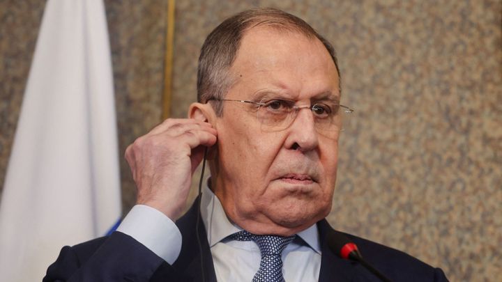 Putinův lokaj bez názoru. Arogantně si zapálil, vzpomínají diplomaté na Lavrova