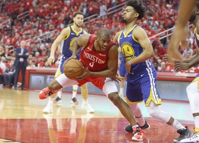 Houstonský Chris Paul (3) se snaží dostat přes Quinna Cooka z Golden State