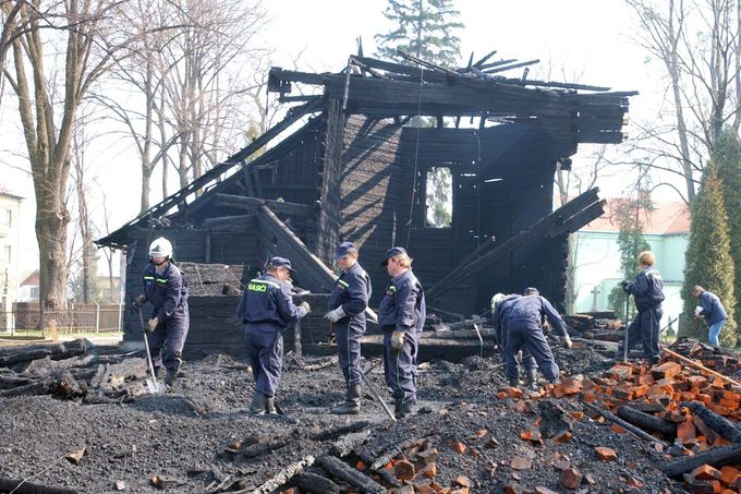 Dřevěný kostel svaté Kateřiny v Ostravě-Hrabové po požáru (2. dubna 2002)