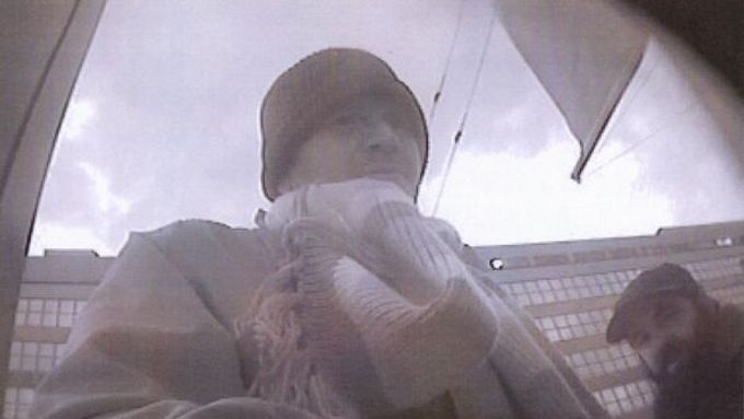 Oba muže zachytila kamera na bankomatu